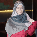 Jilbab Segi Empat Bermotif yang Trending
