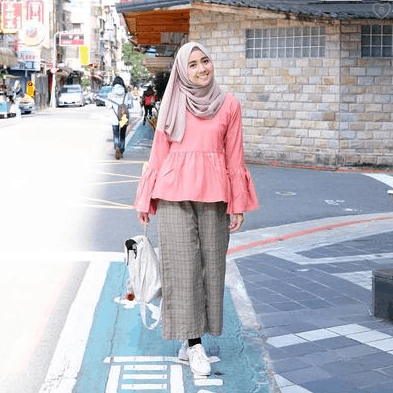 Mix Hijab dengan Kulot Motif yang Simpel