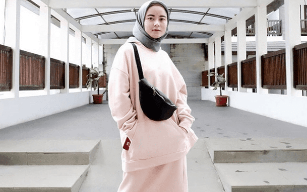 Busana Hijab dengan Bawahan Rok Panjang