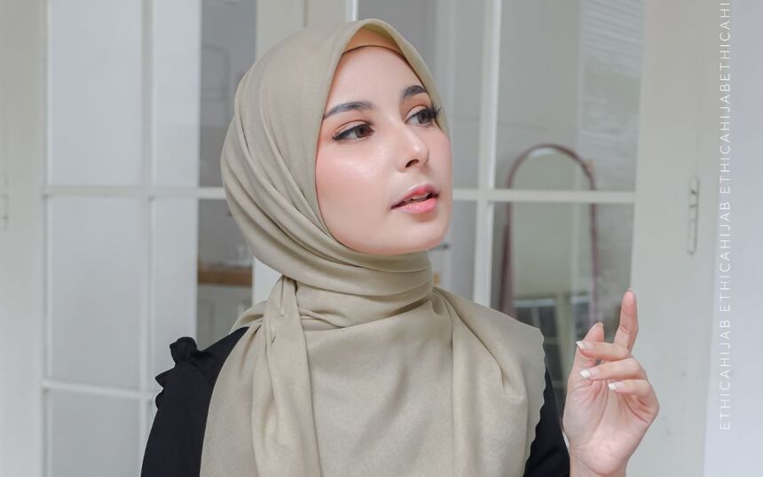 Ini 11 Warna Jilbab yang Cocok untuk Baju Hitam, Simak Yuk!