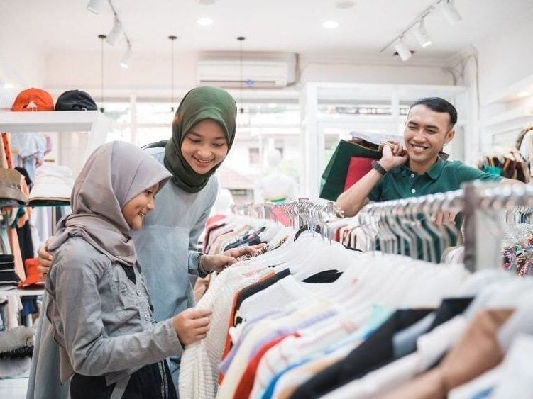 Inspirasi OOTD ke Wisuda Teman, Tampil Anggun di Momen Spesial