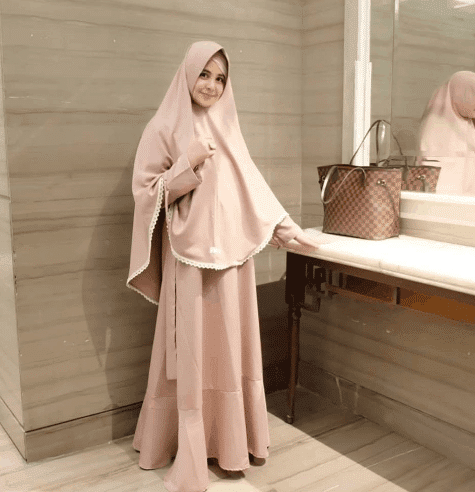 Artis yang Layak Jadi Inspirasi dalam Berhijab Syar i Artis yang Layak Jadi Inspirasi dalam Berhijab Syar i
